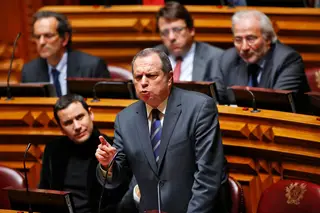 Carlos César elogia solução de Governo mas coloca reservas à entrada de BE e PCP