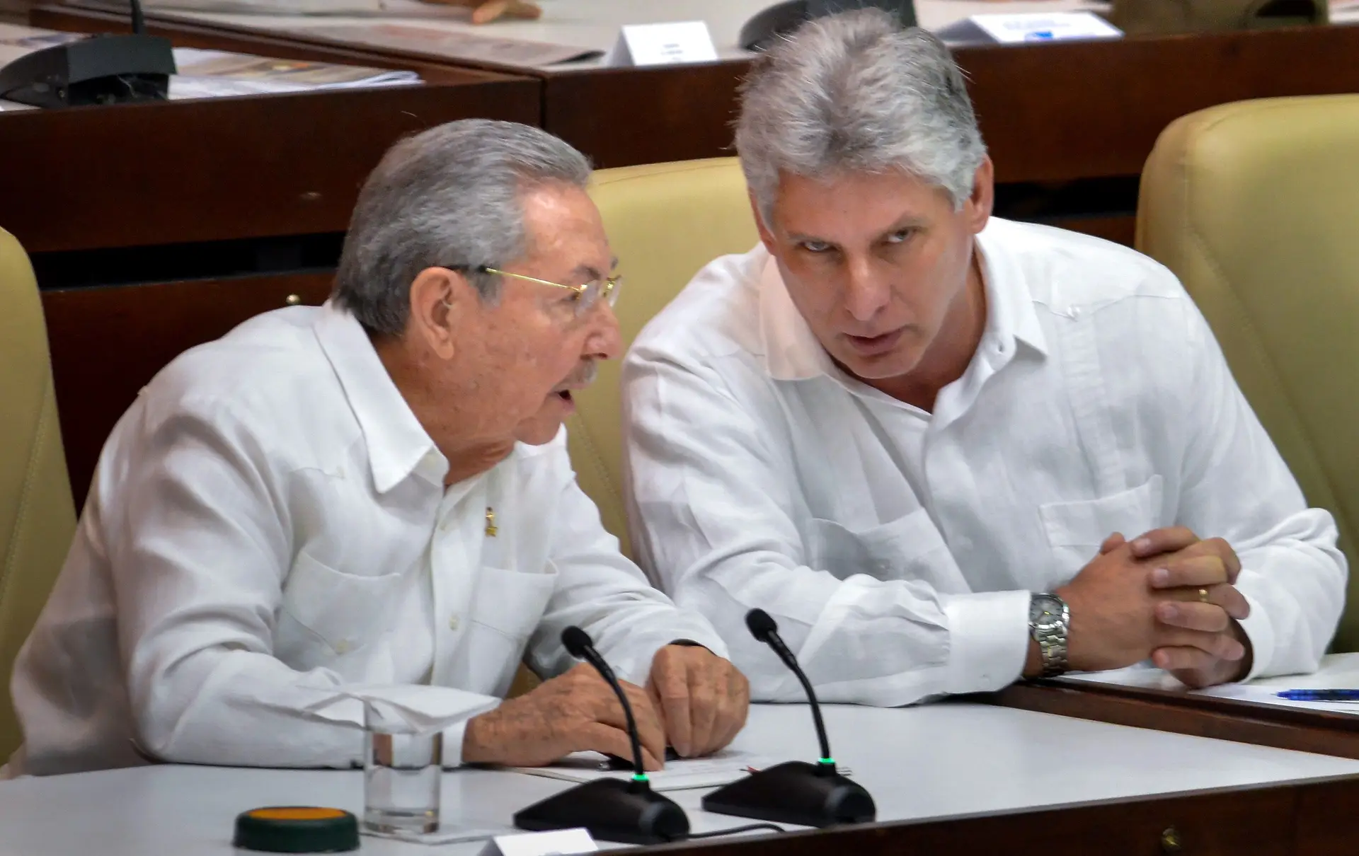 Raúl Castro e o seu sucessor na presidência de Cuba, Miguel Díaz-Canel
