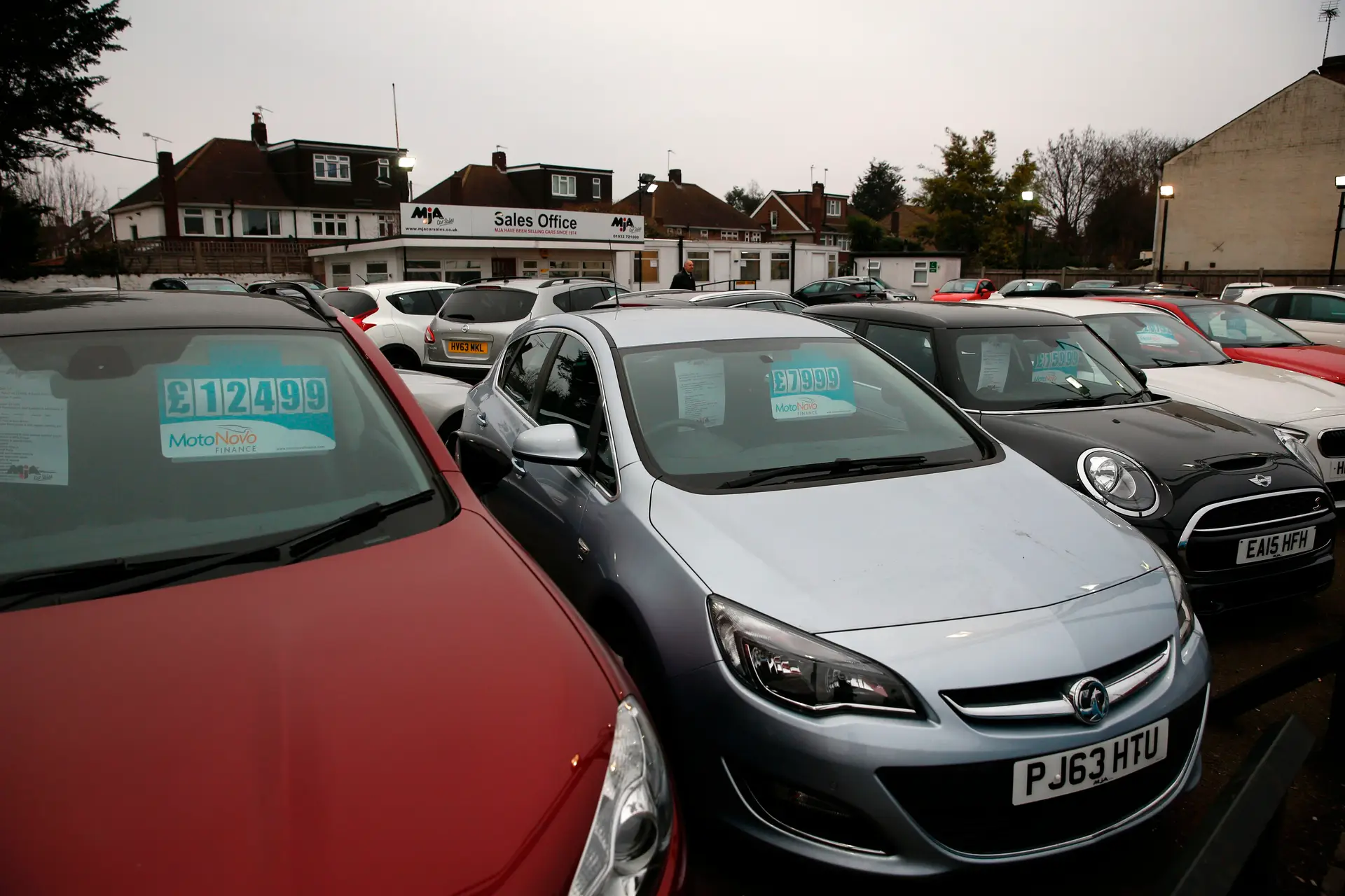 Produção automóvel britânica cai 9,8% em 2022 para valor mais baixo em 66 anos