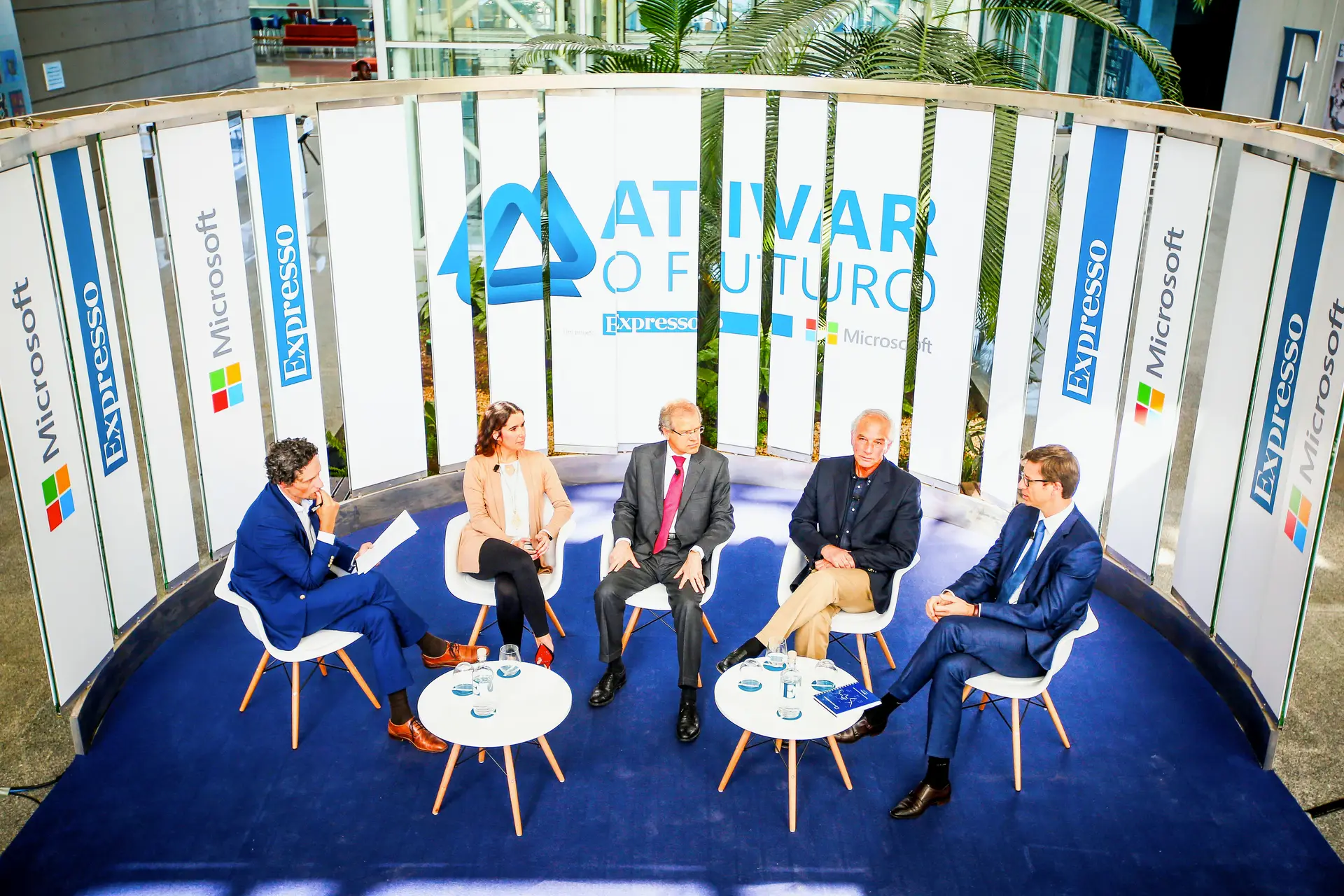 Os desafios da gestão financeira e performance foram debatidos na
quarta sessão de “Ativar o Futuro”,
moderada por João Vieira Pereira
(diretor-adjunto do Expresso) e que
contou com Rita Piçarra (Microsoft),
José Luís Pereira Coutinho (Banco
CTT), José Luís Biscaia (Coordenação
Nacional para a Reforma dos
Cuidados de Saúde) e Pedro Fino
(Grupo Pestana) (da esq. para a dir.)