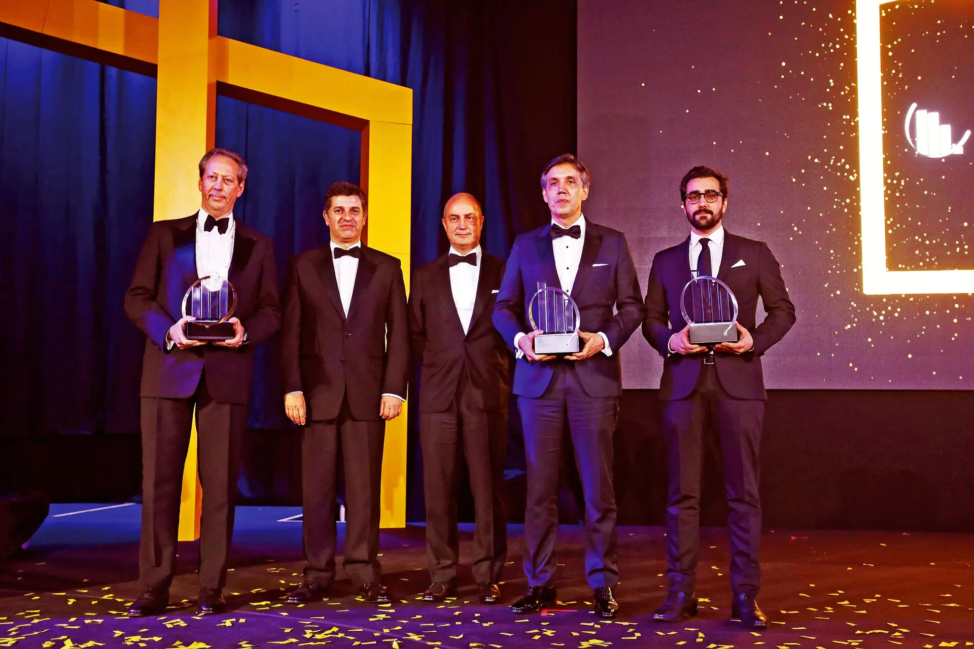 O Empreendedor do Ano, António Rios de Amorim, exibe o troféu ao lado do ministro da Economia, Manuel Caldeira Cabral; João Alves, presidente da EY; João Miranda, líder da Frulact, distinguido na categoriaInternacional; e Igor Carvalho, que, em representação de Nuno Sebastião, da Feedzai, recebeu o prémio de Inovação, na gala