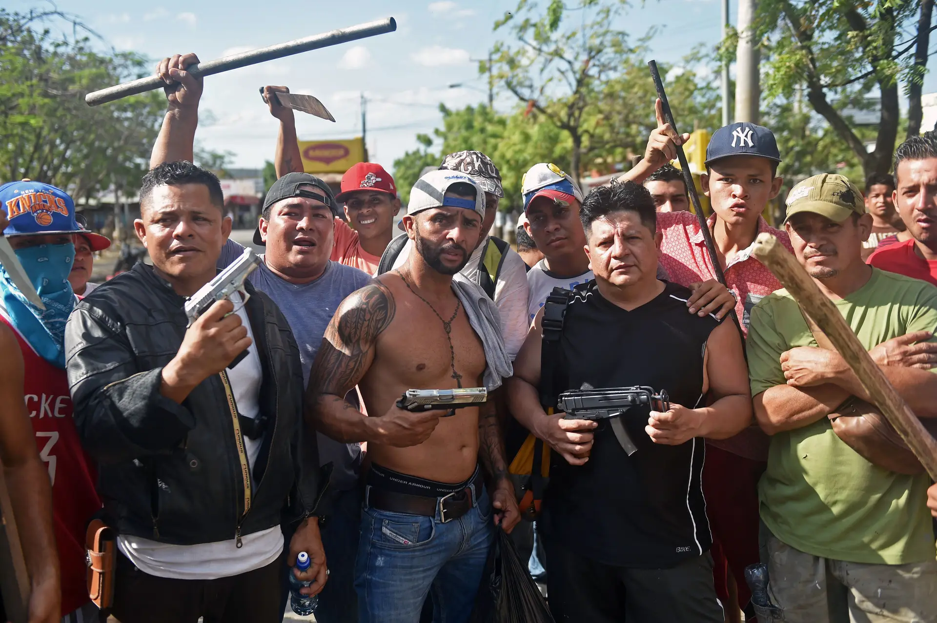 Homens armados protegem um supermercado das pilhagens