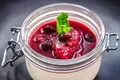 Panna cotta de baunilha com coulis de frutos vermelhos