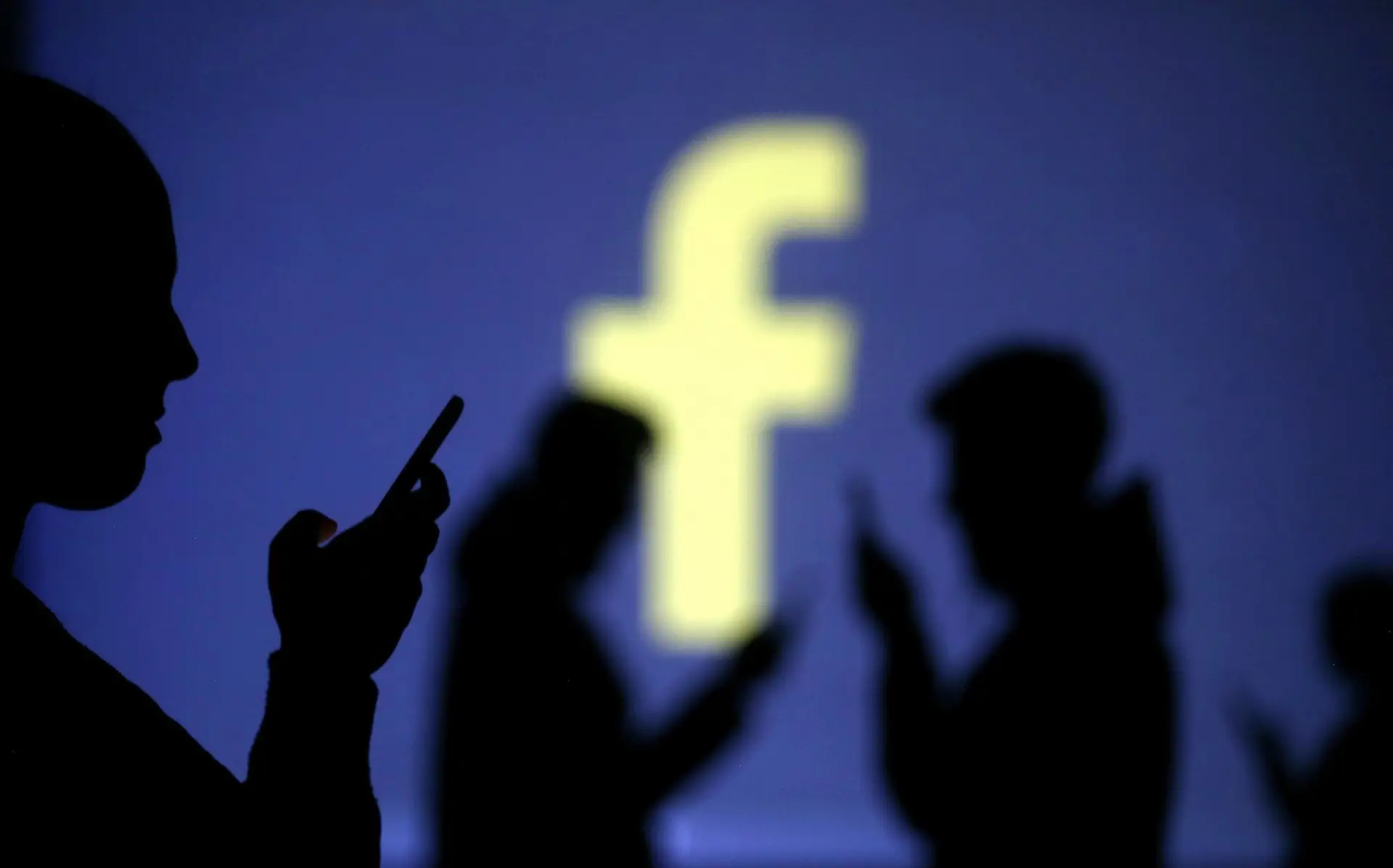 Deputados europeus dão mais um passo para controlar plataformas como Google ou Facebook