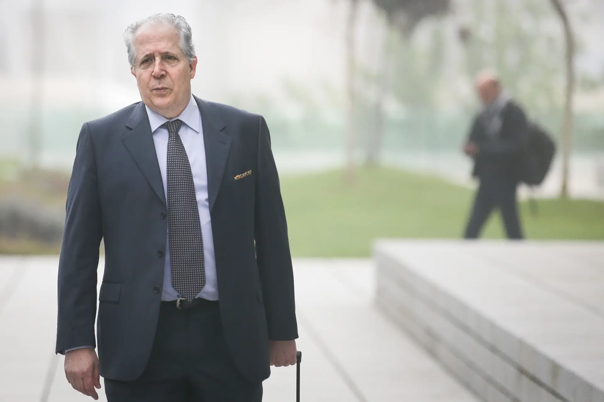 O arguido e antigo procurador do Departamento Central de Investigação e Ação Penal (DCIAP), Orlando Figueira, à chegada para uma sessão do julgamento do processo Operação Fizz