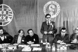 25 de Abril: o primeiro comunicado do Partido Socialista foi escrito no exílio, em italiano e tem uma enigmática viagem de comboio pelo meio