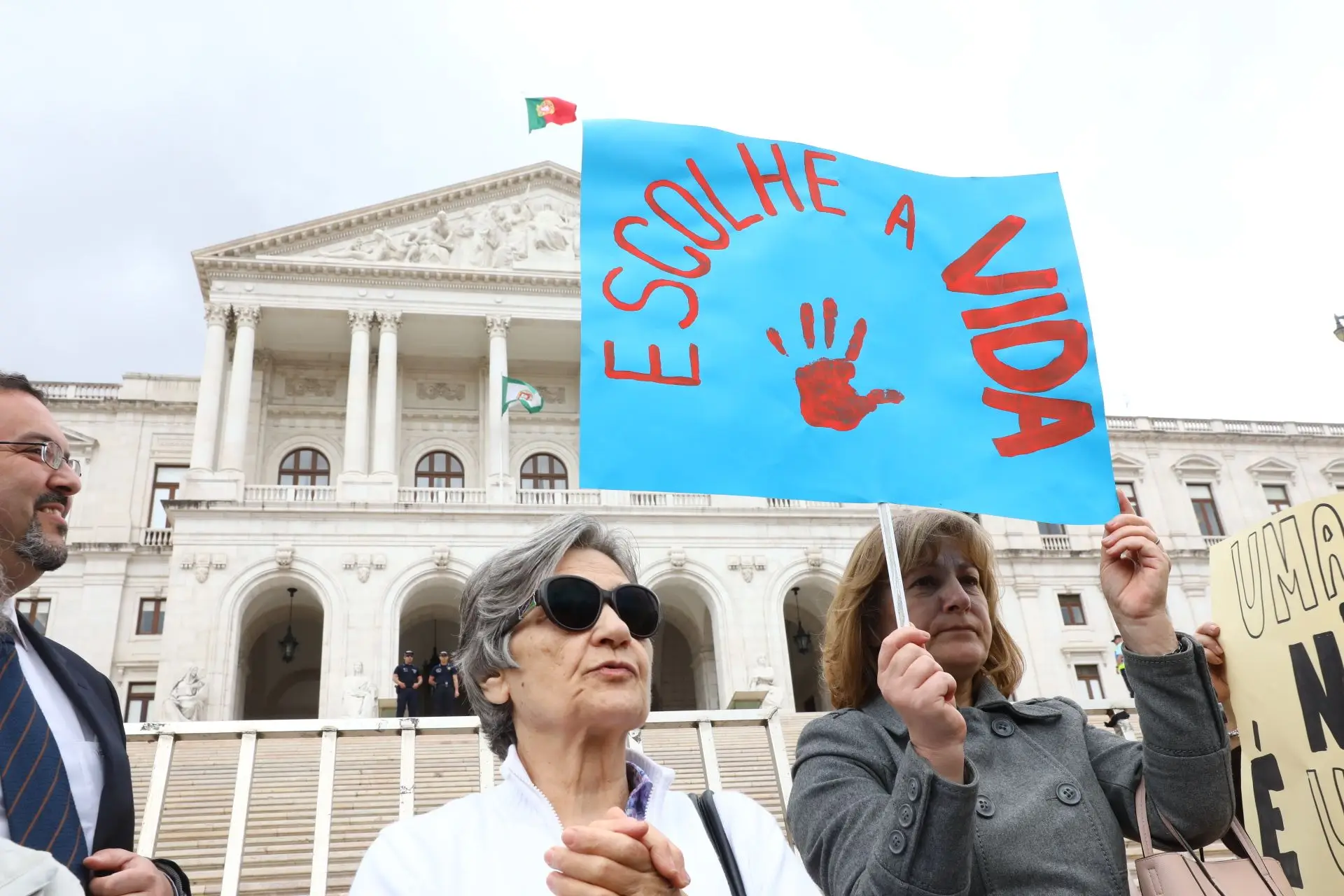 Manifestação contra a despenalização da eutanásia em frente à Assembleia da República, em maio de 2018