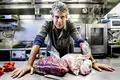 Anthony Bourdain, 1956-2018: O chefe que tirou confidencialidade à cozinha. Construtora saudita que faliu envolta em suspeitas deve €7 milhões em salários a 86 portugueses. Há gangues a traficar baunilha