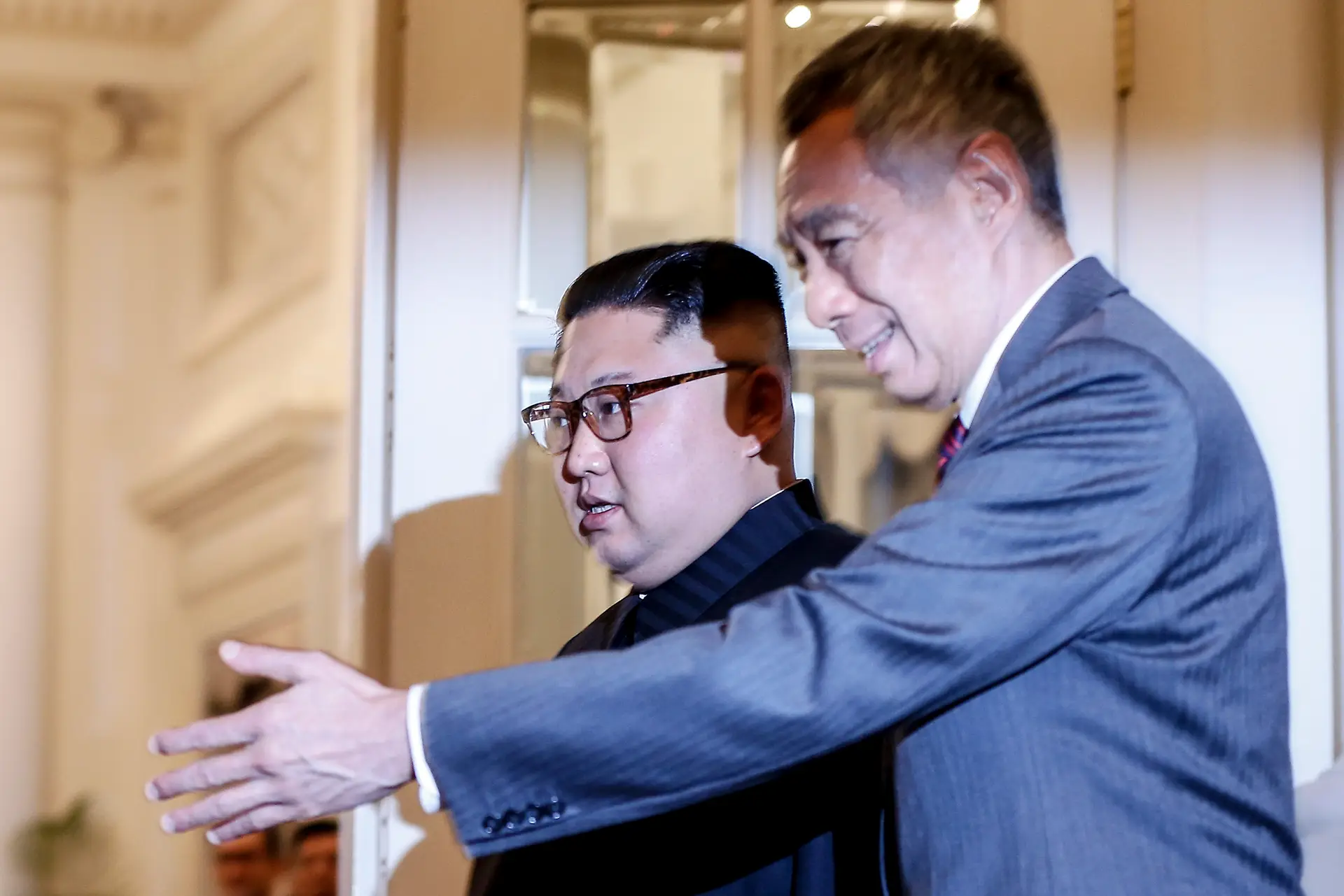 O líder norte-coreano com o primeiro-ministro de Singapura