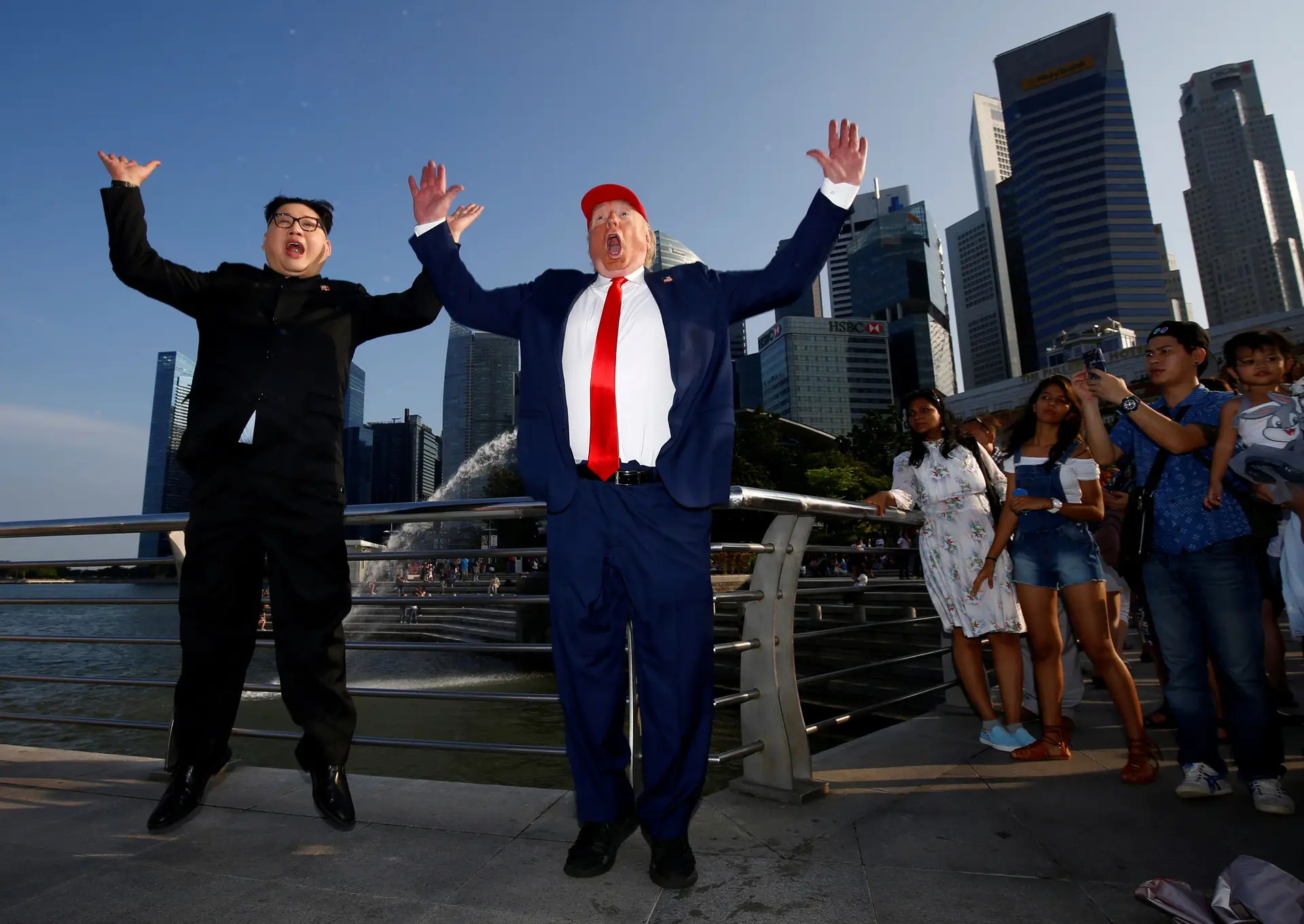 Enquanto os líderes de Coreia do Norte e Estados Unidos se preparavam para se encontram pessoalmente, Howard e Dennis Alan, sósias de Kim Jong-un e Donald Trump, faziam as delícias de quem passava pelo Parque Merlion, em Singapura