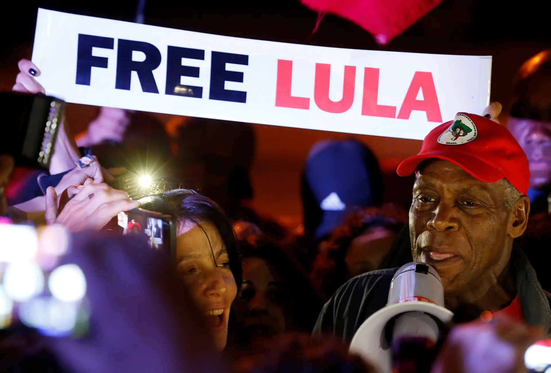 Actor norte-americano Danny Glover numa manifestação junto à sede da Polícia Federal em Curitiba onde Lula da Silva está preso 