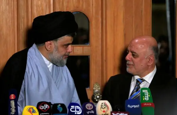 Moqtada Sadr (esq,) e Haider al-Abadi durante a apresentação do novo Governo