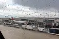 Há filas de trânsito na pista do aeroporto de Lisboa (que o El País chama “Caos”)