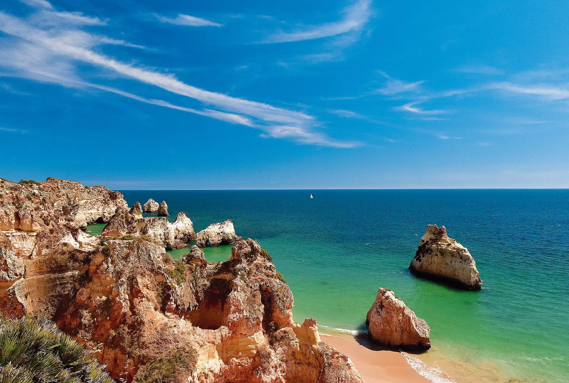 É sob a arriba da praia da Falésia que vão seguir as condutas de captação de água do mar e rejeição de Salmoura da central de dessalinização prevista para Albufeira