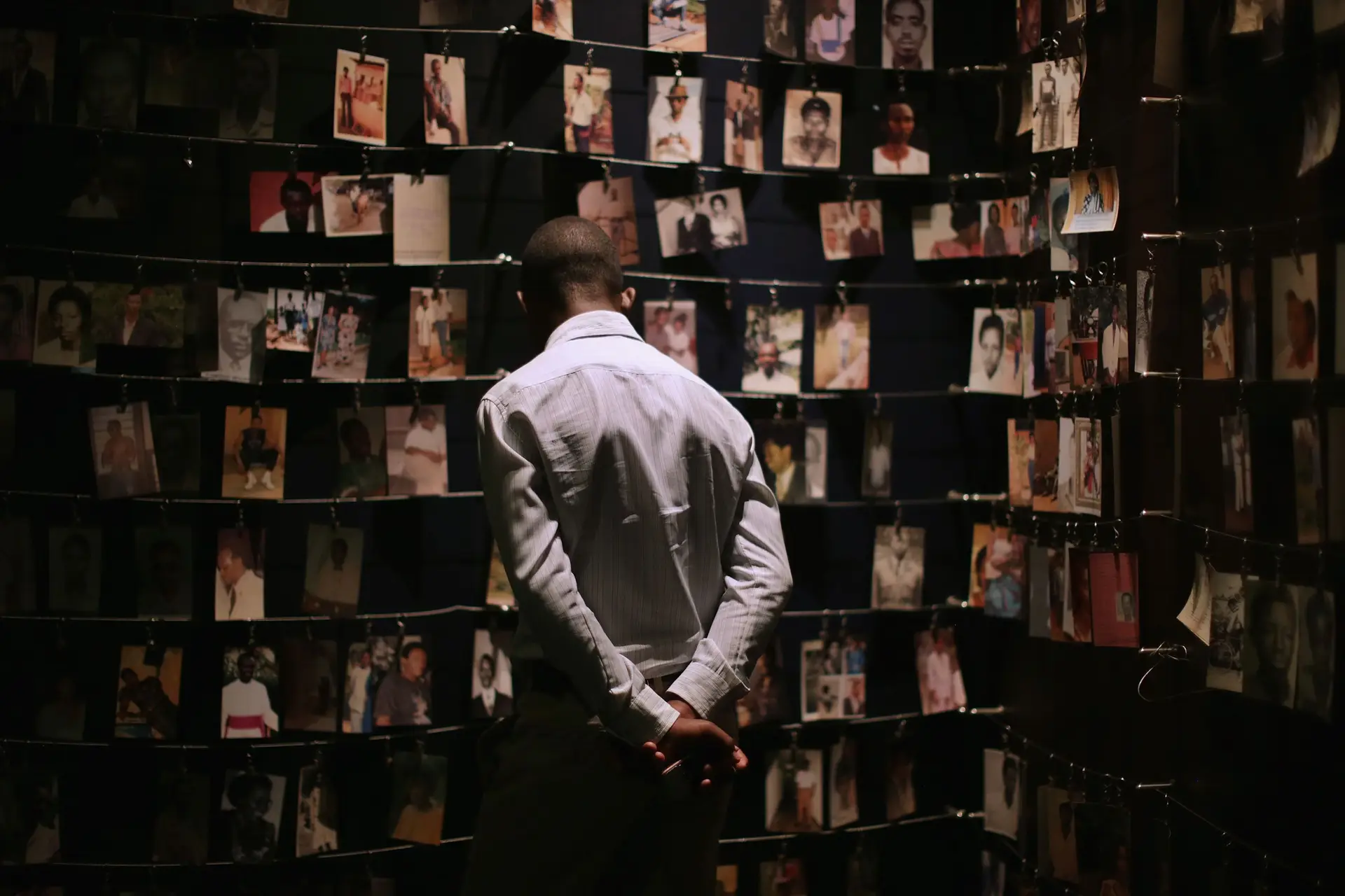 Fotografias de vítimas do genocídio no Ruanda, numa exposição em Kigali
