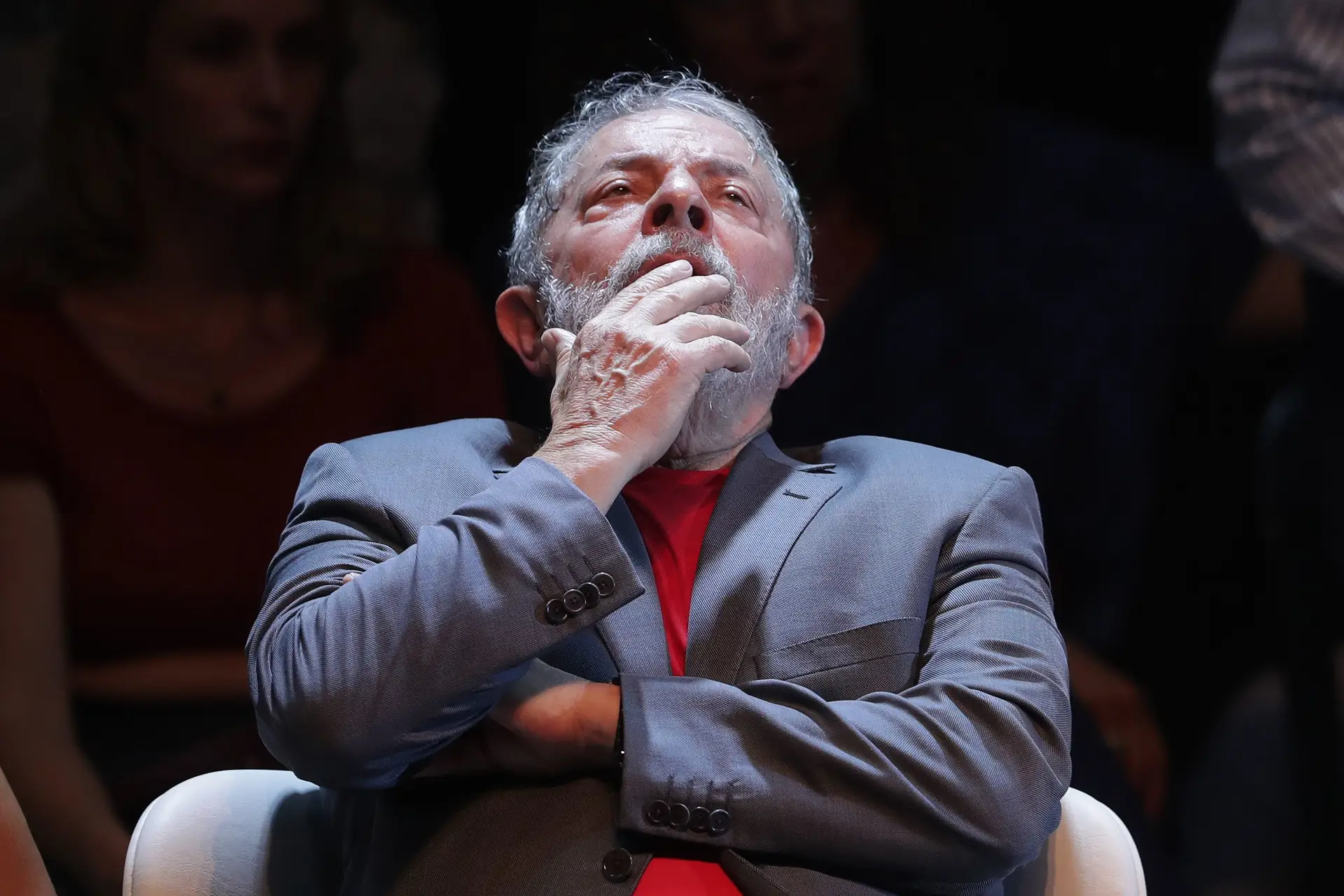Volte face no caso Lula: juiz desautoriza colega e impede libertação do ex-presidente do Brasil