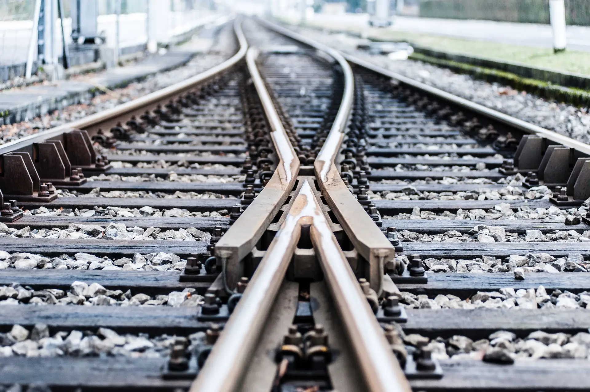 Obras na ferrovia e na rodovia: ligações internacionais de comboio em estudo e 30 estradas definidas como "prioritárias"