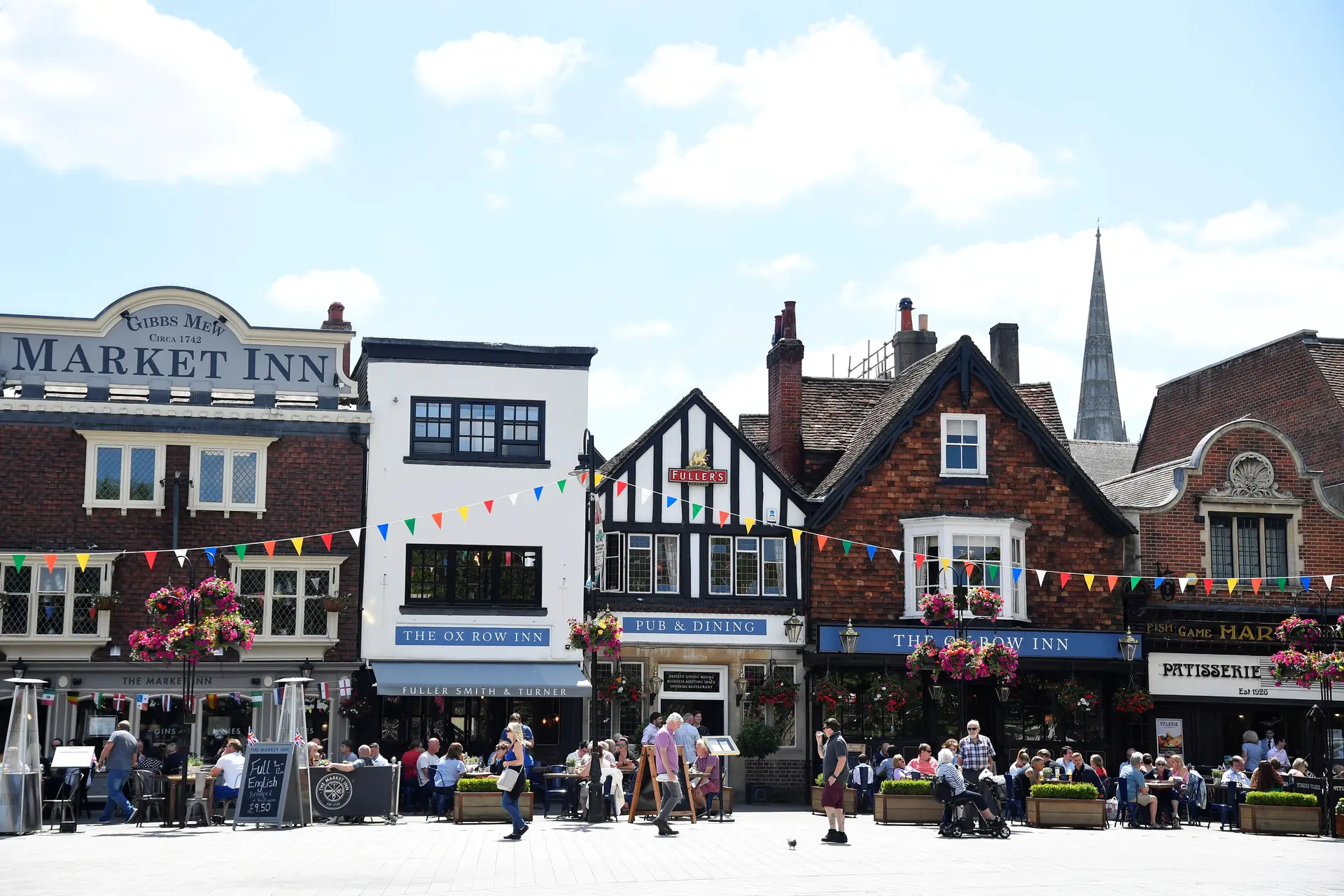 Duas pessoas foram internadas em Inglaterra, depois de terem sido expostas a uma "substância desconhecida" em Amesbury, a poucos quilómetros do de Salisbury, onde o ex-espião russo Sergei Skripal foi envenenado em março