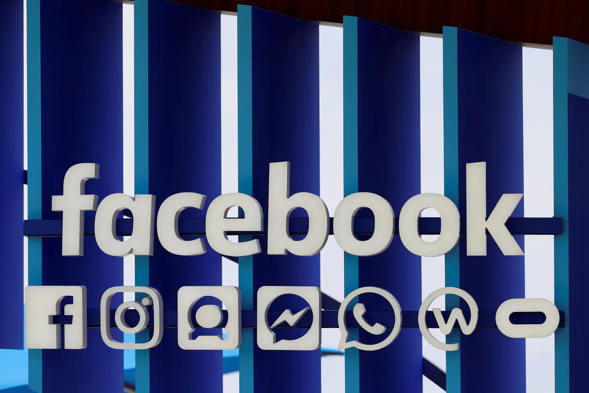 Eurodeputados rejeitam diretiva que põe Google e Facebook a pagar aos autores
