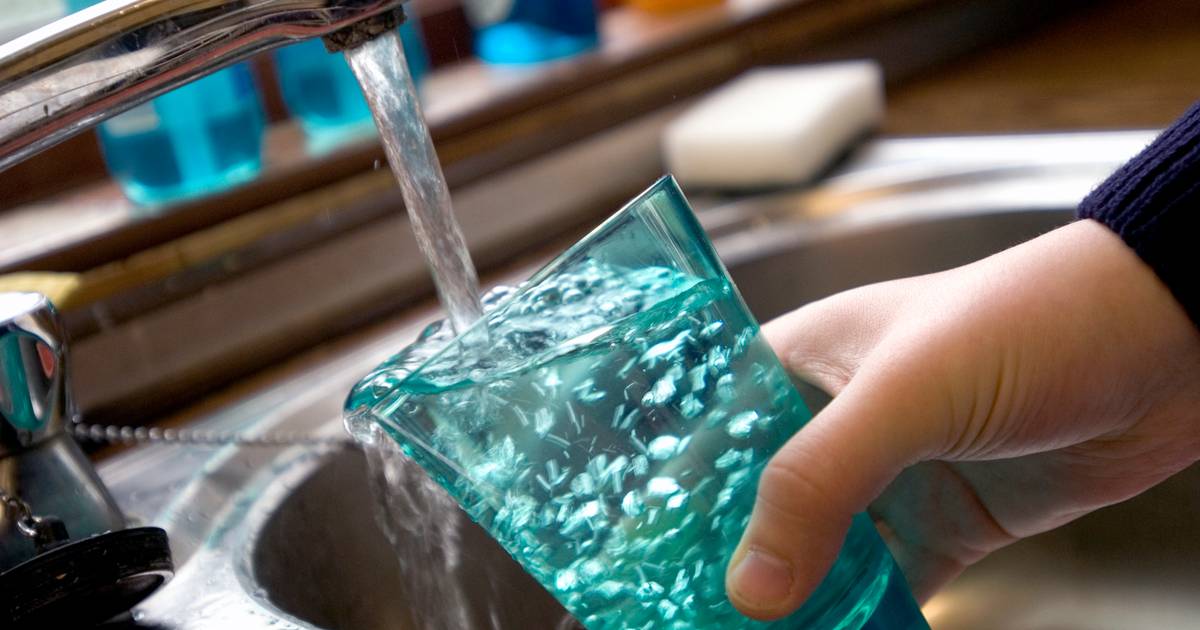 AHRESP esclarece que copos de água da torneira não podem ser cobrados na restauração