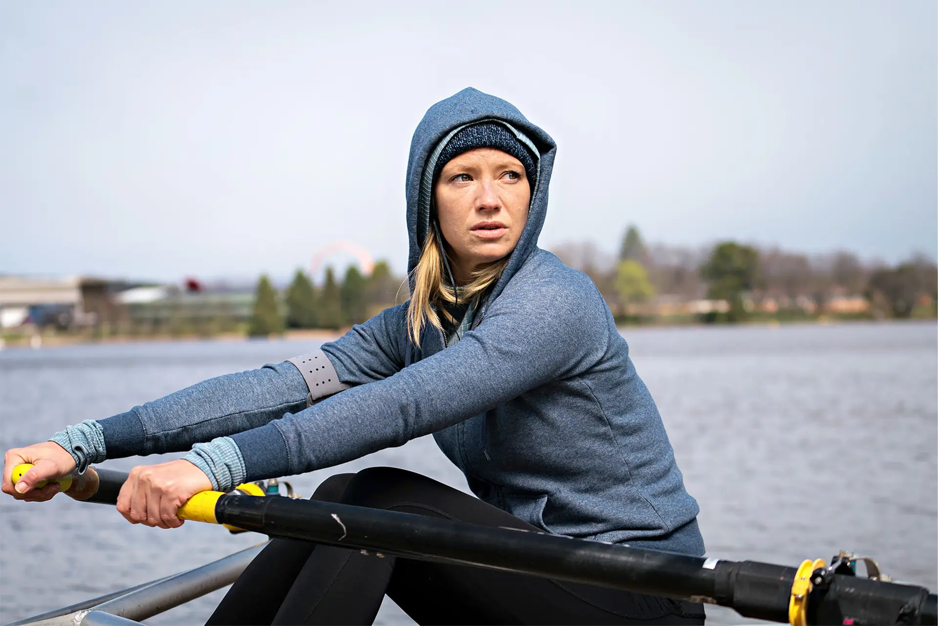Anna Torv, conhecida das séries “Mindhunter” e “Fringe”, interpreta a jornalista de “The Daily Nation” Harriet Dunkley 