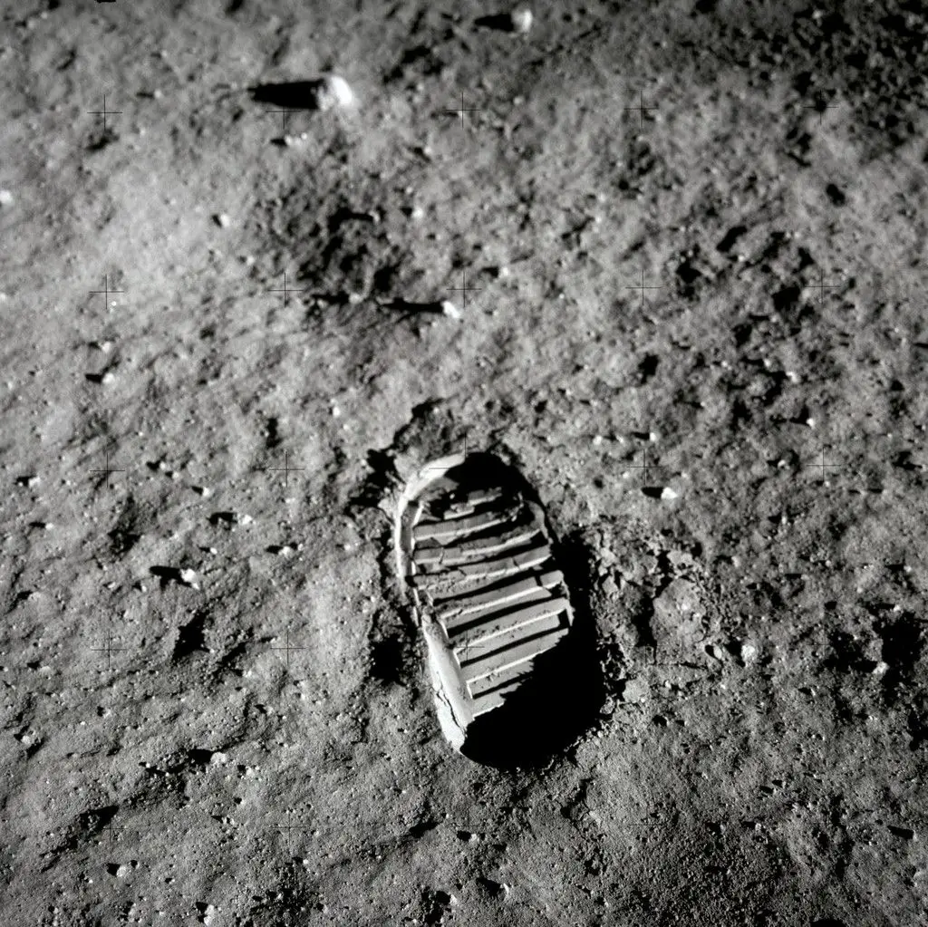 Neil Armstrong fotografou uma pegada sua na superfície lunar, pouco depois de ter proferido a célebre frase "Um pequeno passo para o Homem, um grande salto para a Humanidade"