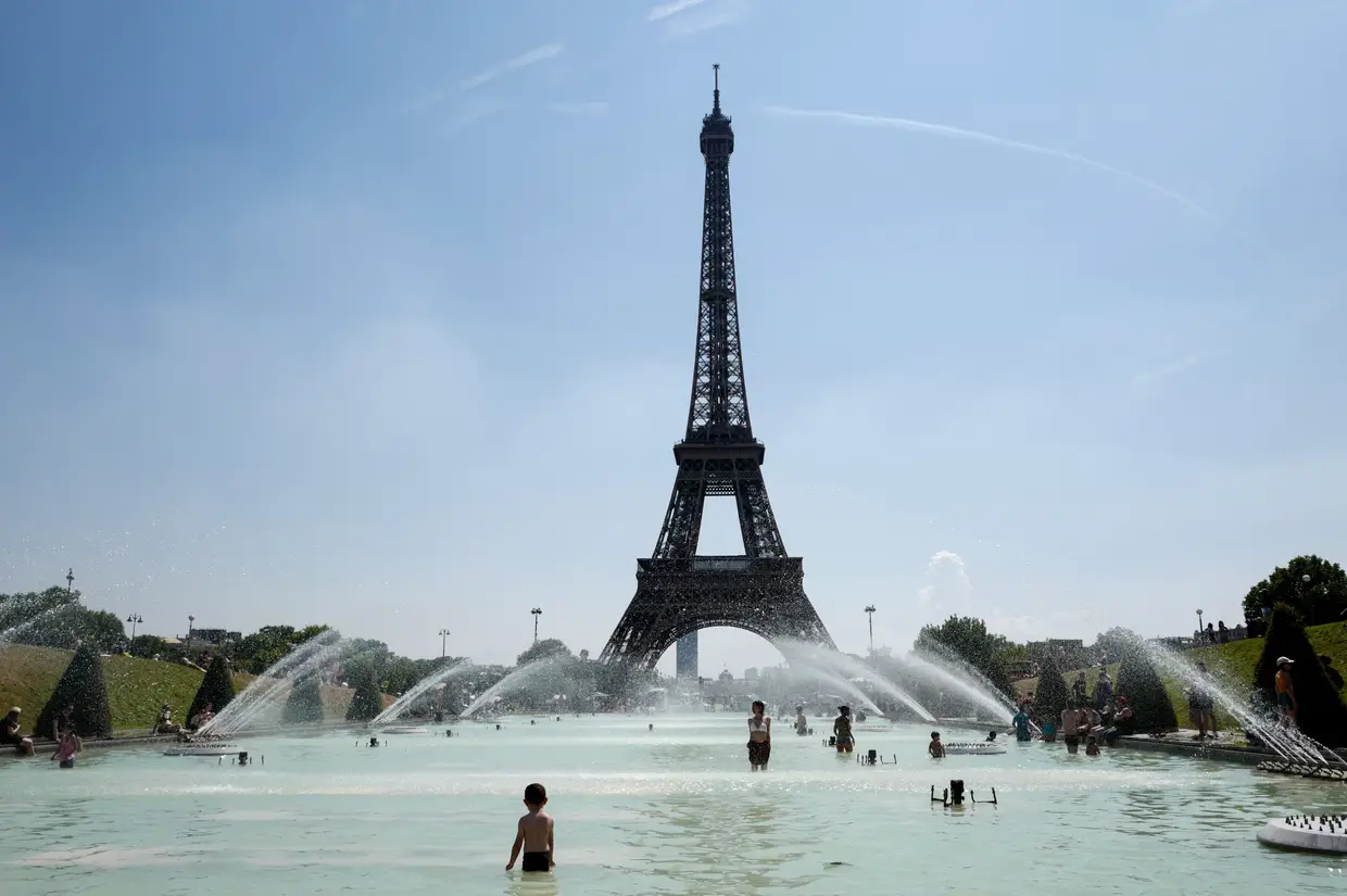 Uma gigantesca “piscina” junto à Torre Eiffel, em Paris, França
