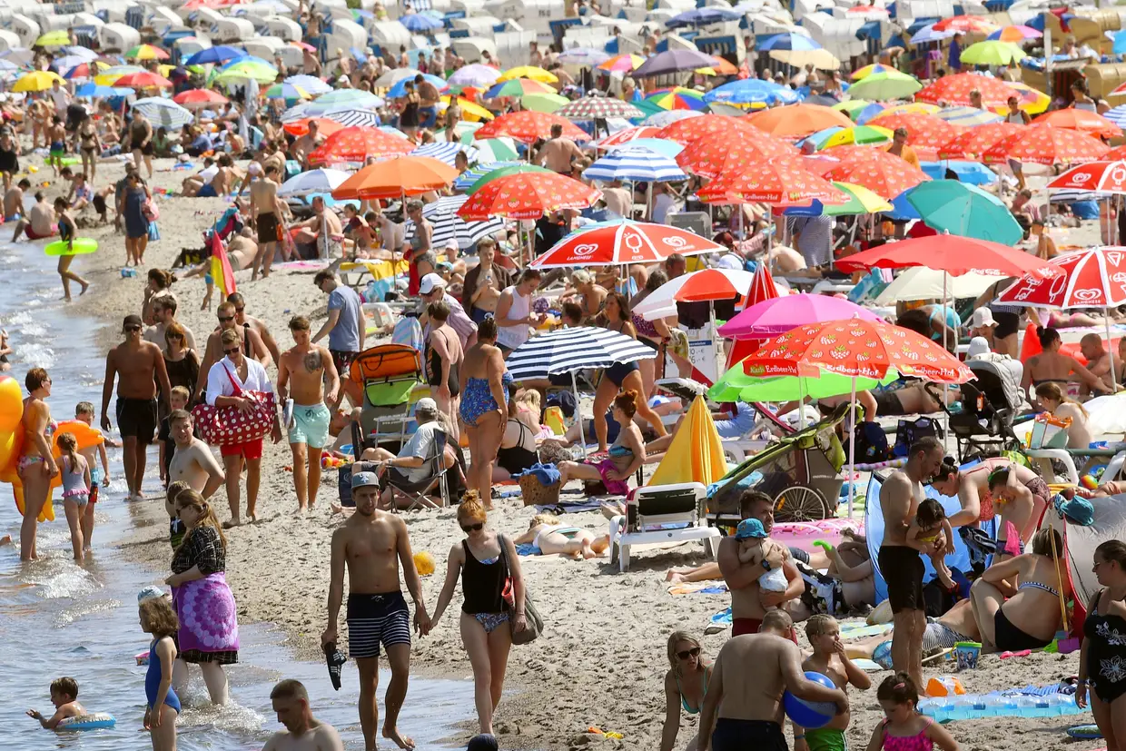 Praia sobrelotada, banhada pelo Mar Báltico, no município de Timmendorfer Strand, Alemanha