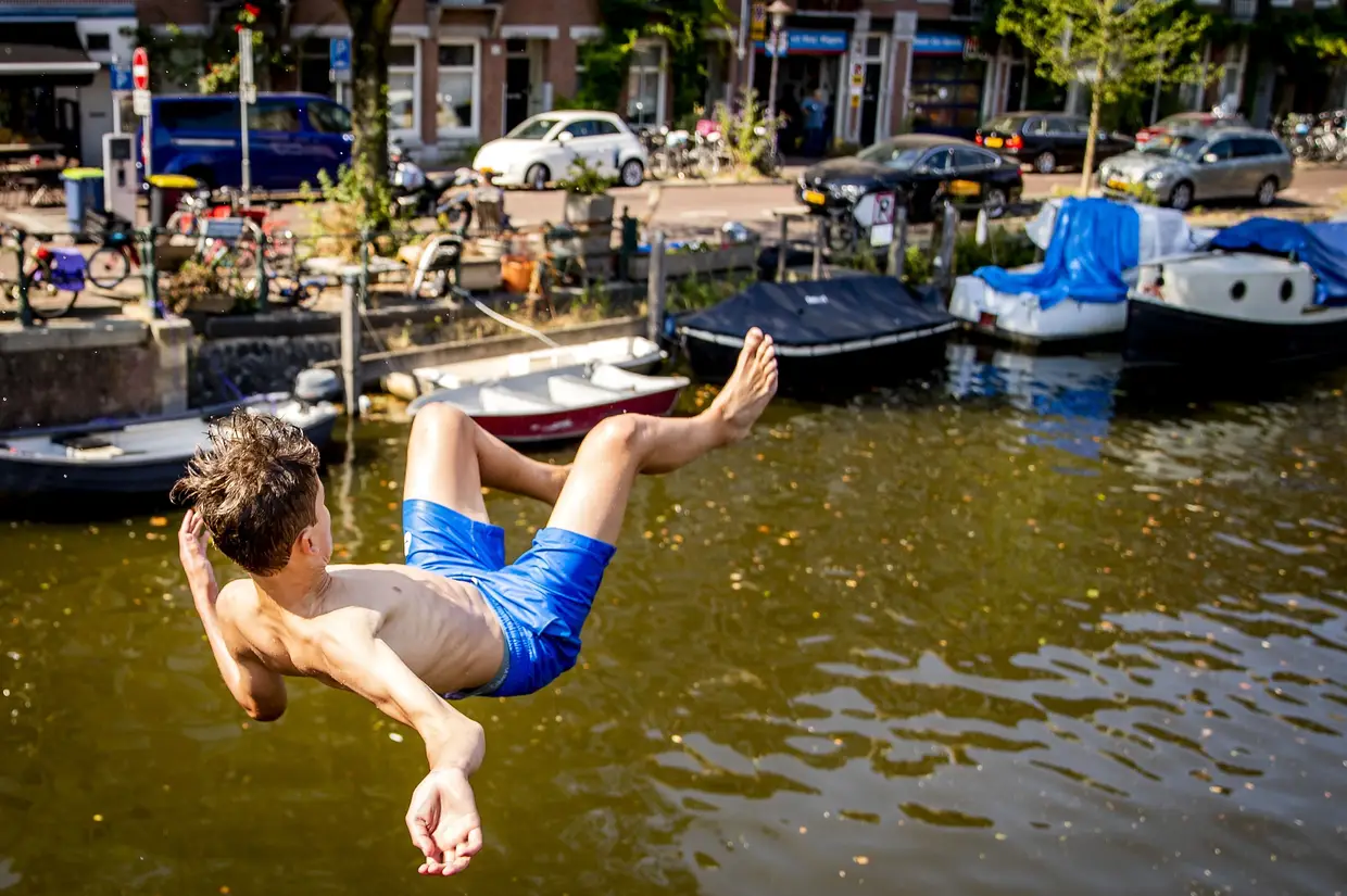 Saltos para a água nos canais de Amesterdão, Holanda