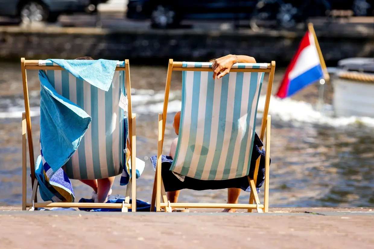 Banhos de sol junto ao canal Kattensloot, em Amesterdão, Holanda