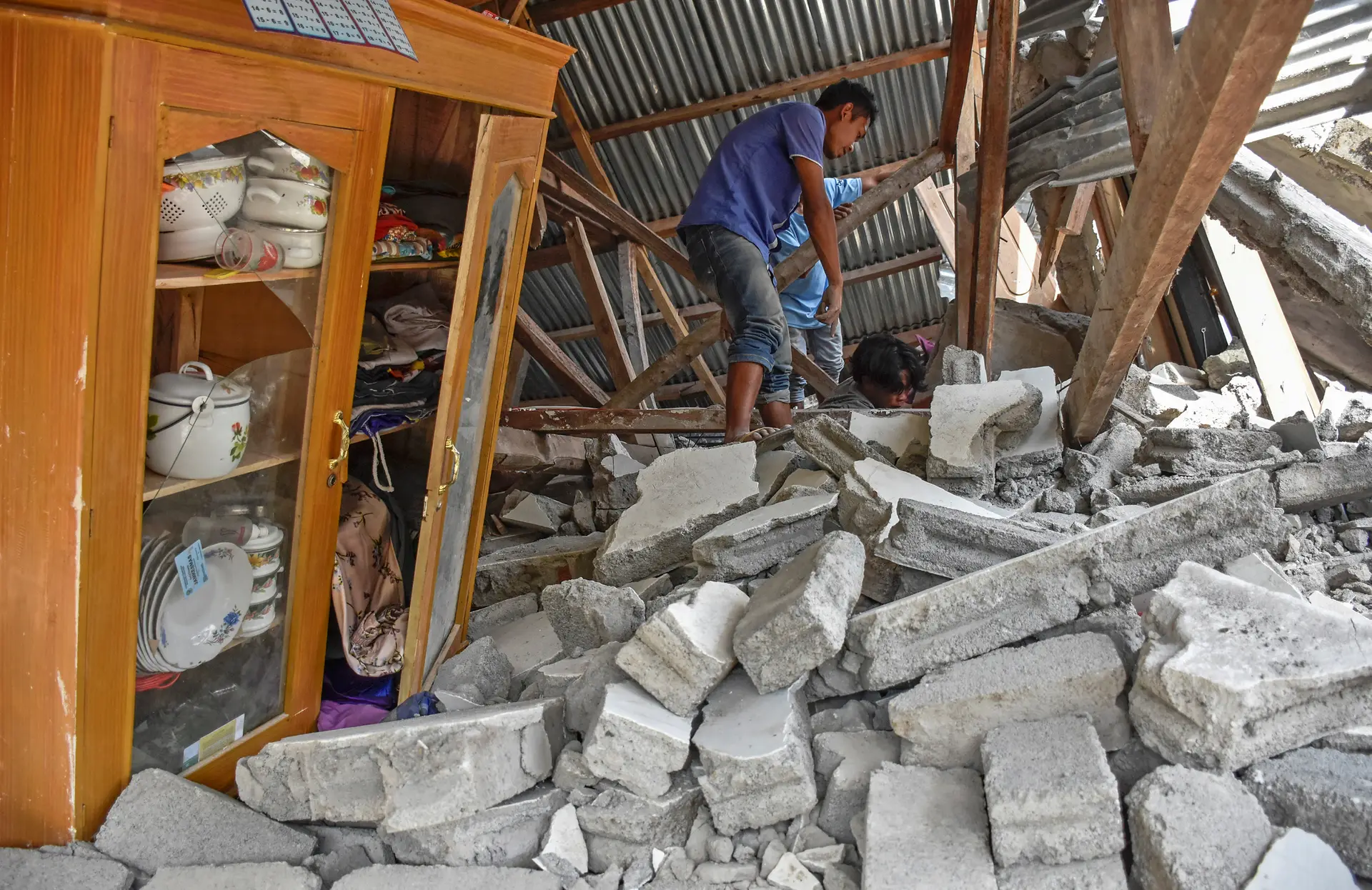 Pelo menos 14 mortos e 40 feridos em sismo de magnitude 6.4 na Indonésia