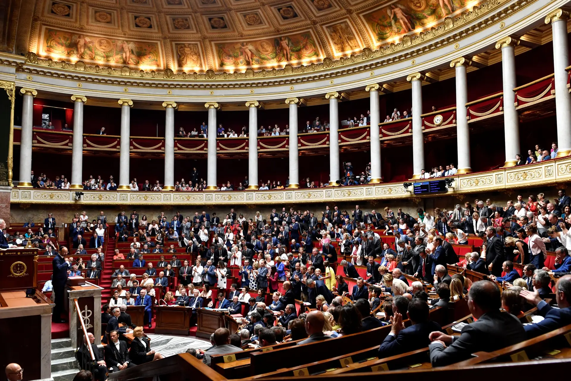 Suspenso por 15 dias deputado acusado de comentário racista na Assembleia Nacional francesa