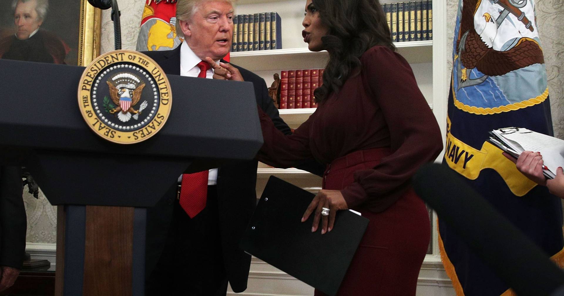 Antiga assistente de Trump revela gravação da sua demissão da Casa ...