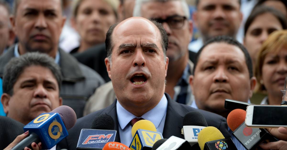 Venezuela emite mandado de captura para ex-presidente do Parlamento, acusado de traição à pátria