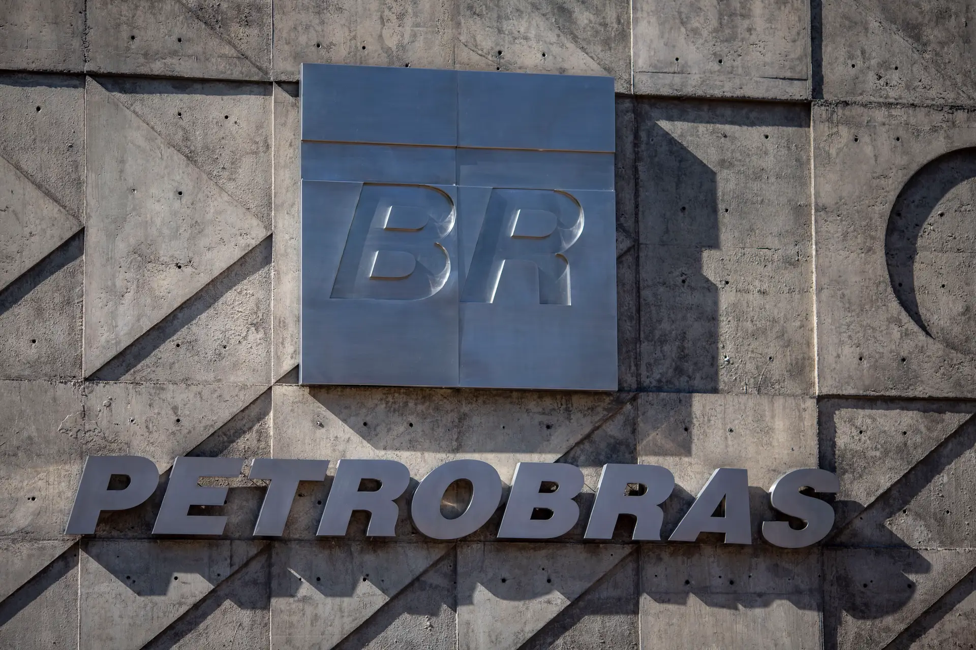 Incêndio paralisa produção da maior refinaria da Petrobras no Brasil
