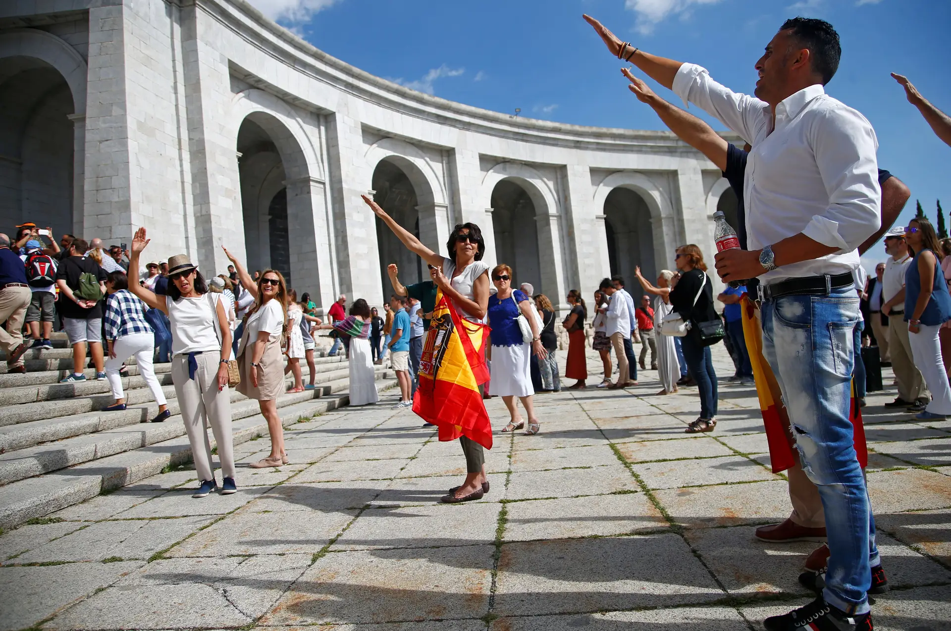 Alguns apoiantes de Franco protestam contra a exumação dos restos mortais do ditador, que se encontram no monumento do Vale dos Caídos, próximo de Madrid