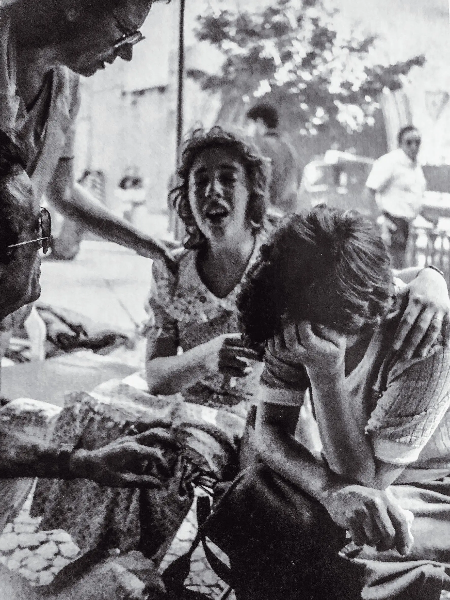 Celeste Caeiro, com a cabeça apoiada nas mãos, chora a perda do quarto da calçada do Sacramento onde vivia com a filha (à direita na fotografia)