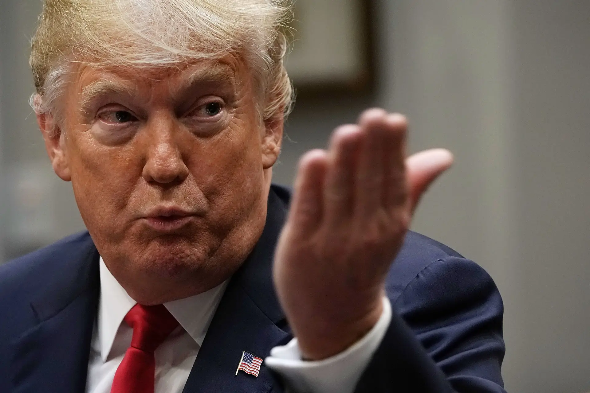 Trump quer cancelar os aumentos salariais para funcionários federais em 2019