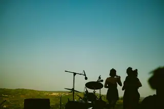 O lugar dos sítios com tempo onde a música do presente beija o futuro