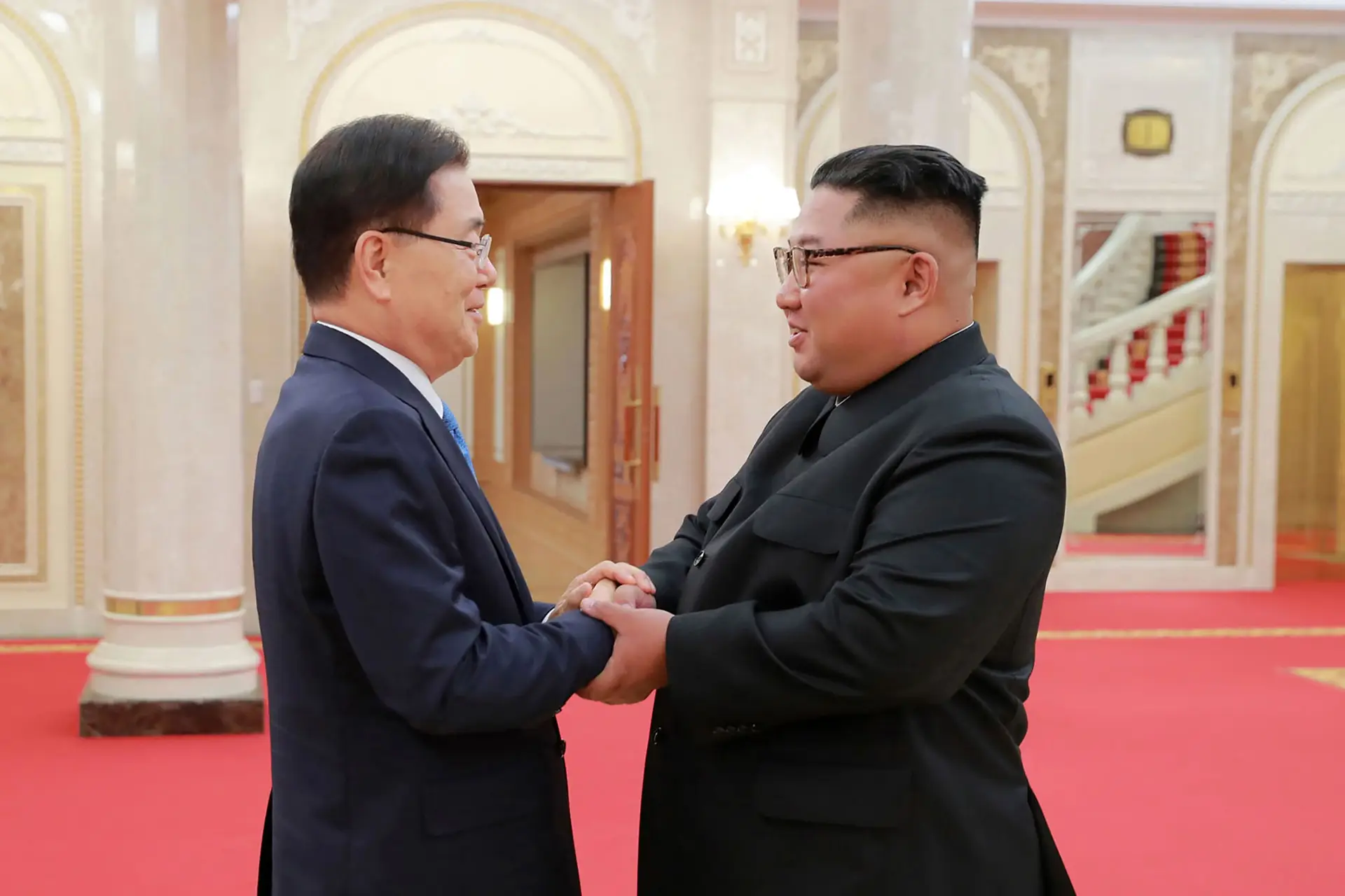 Chung Eui-yong, enviado especial da Coreia do Sul, de mãos dadas com o líder norte-coreano Kim Jong-un