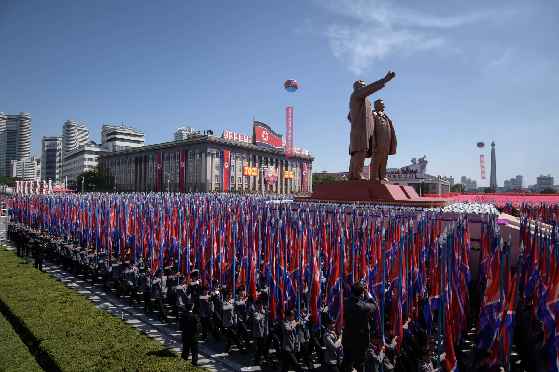 O dia em que Kim Jong-un não exibiu os mísseis de longo alcance (e o ator Gérard Depardieu esteve lá)