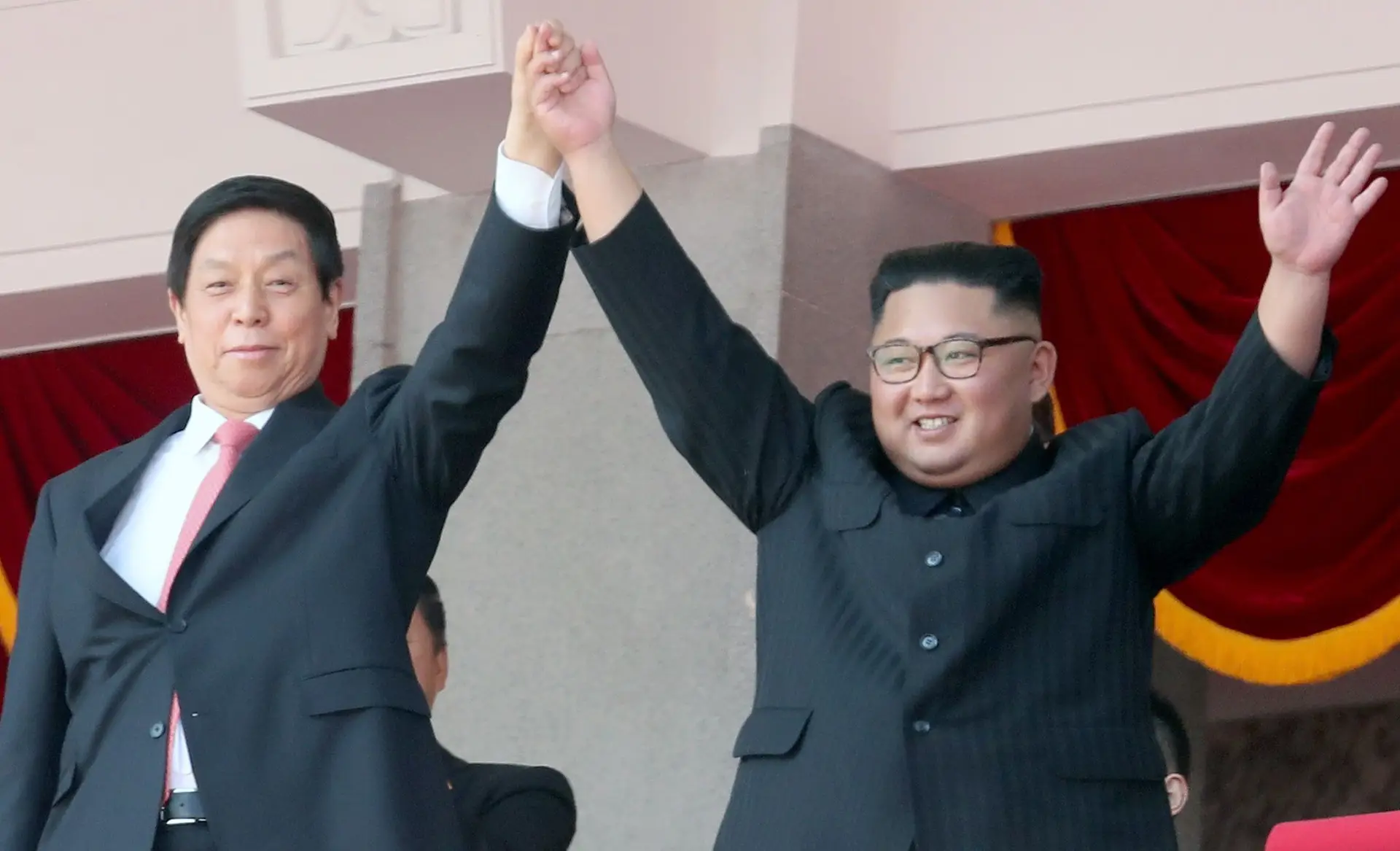 O dia em que Kim Jong-un não exibiu os mísseis de longo alcance (e o ator Gérard Depardieu esteve lá)