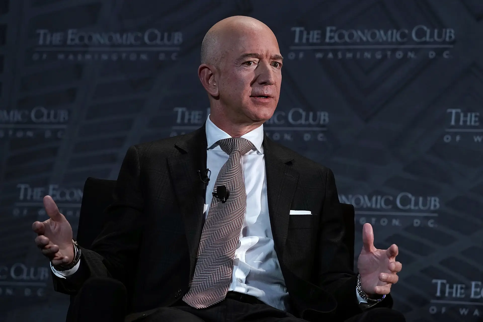 Amazon cai em bolsa e Bezos deixa de ser o homem mais rico do mundo