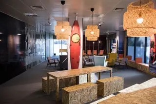 O surf e a Nazaré animam a sala de convívio, onde estão expostas pranchas doadas por campeões da modalidade