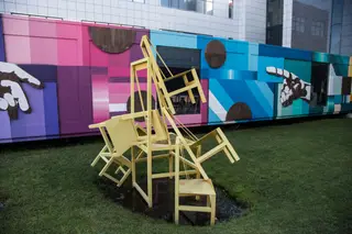 Contentor que era para ser uma farmácia em Angola e que, hoje, é uma peça de arte urbana, depois de ter sido transformado pelas mãos de Edis One