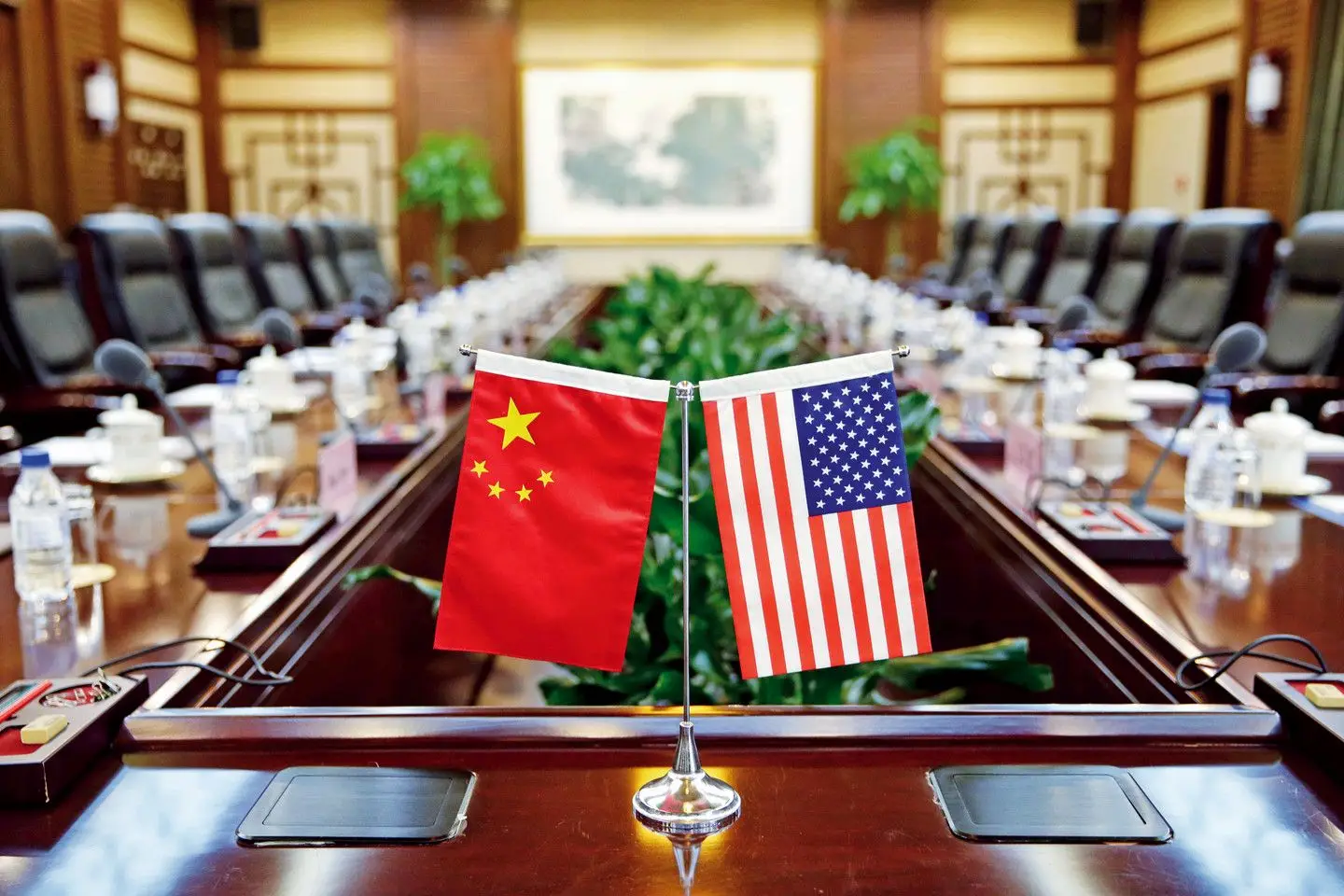 Chefes da diplomacia da China e dos EUA falaram ao telefone e Blinken deve ir a Pequim para aliviar as tensões