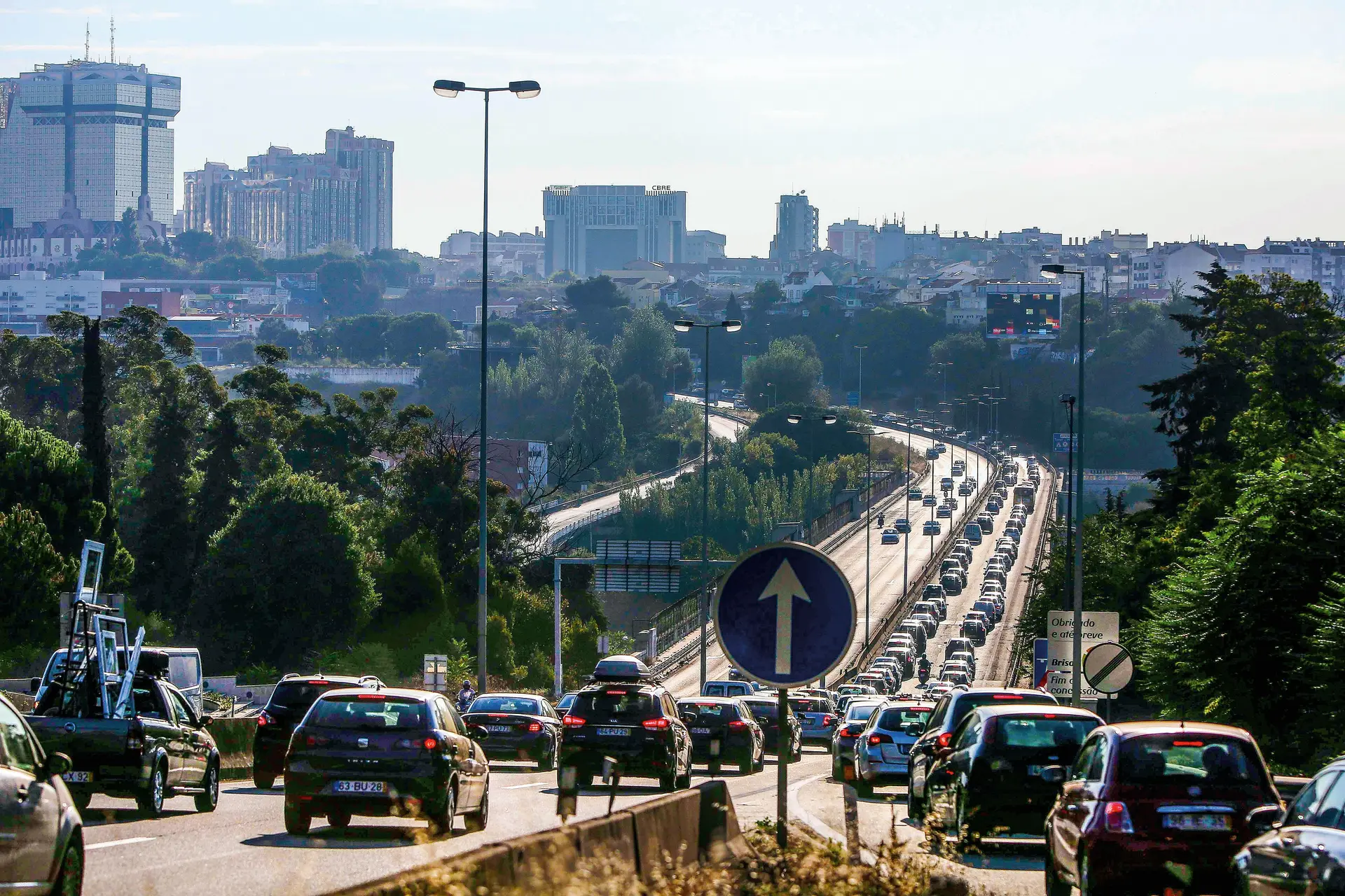 Viaduto Engenheiro Duarte Pacheco, 9h da manhã.  Entram em Lisboa mais  de 300 mil carros por dia
