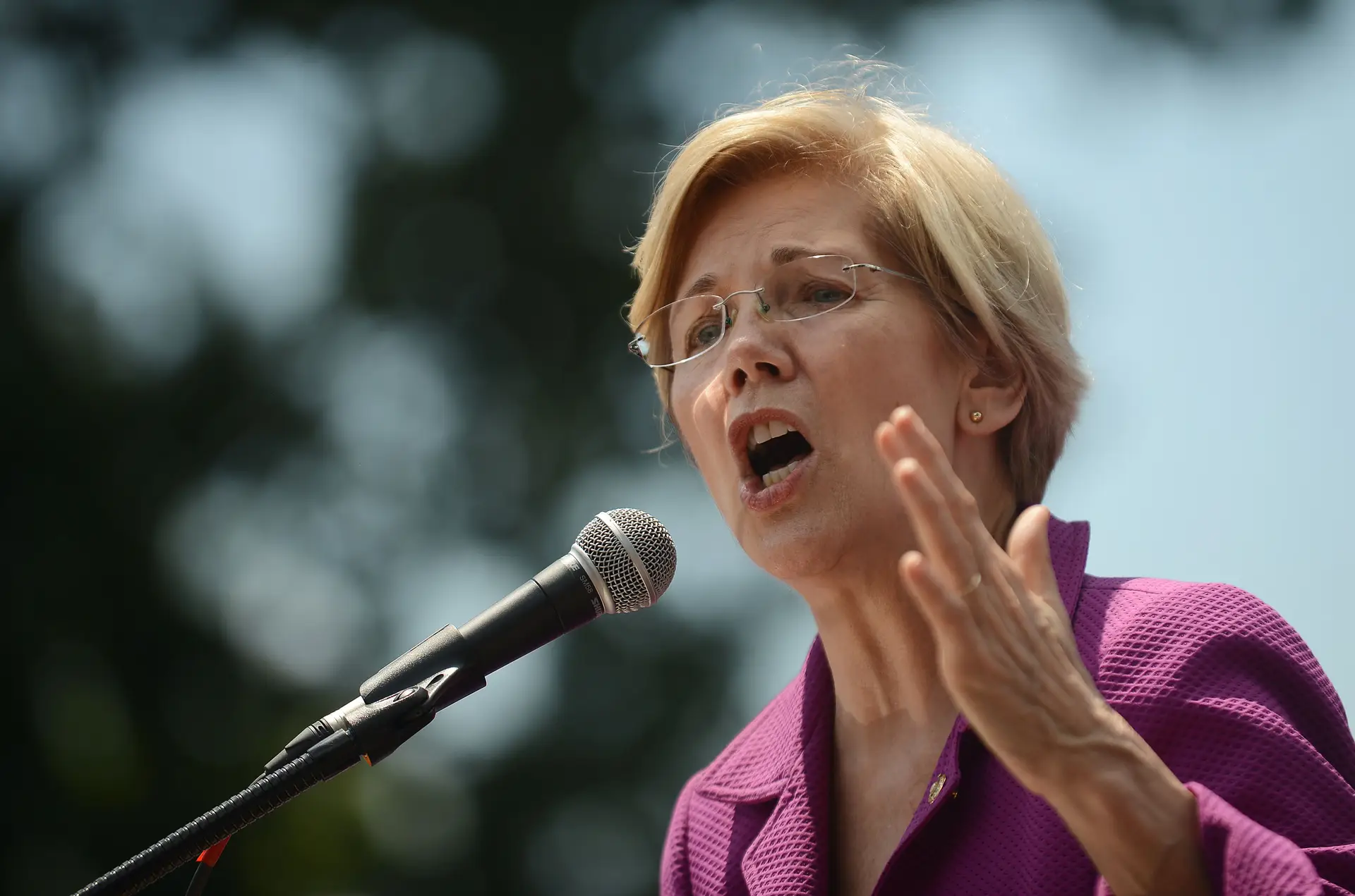 EUA. Elizabeth Warren ultrapassa Joe Biden pela primeira vez numa sondagem nacional