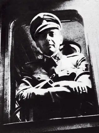 Josef Mengele, o médico torcionário de Auschwitz, no seu uniforme das SS, à janela de um comboio, perto do final da II Guerra Mundial