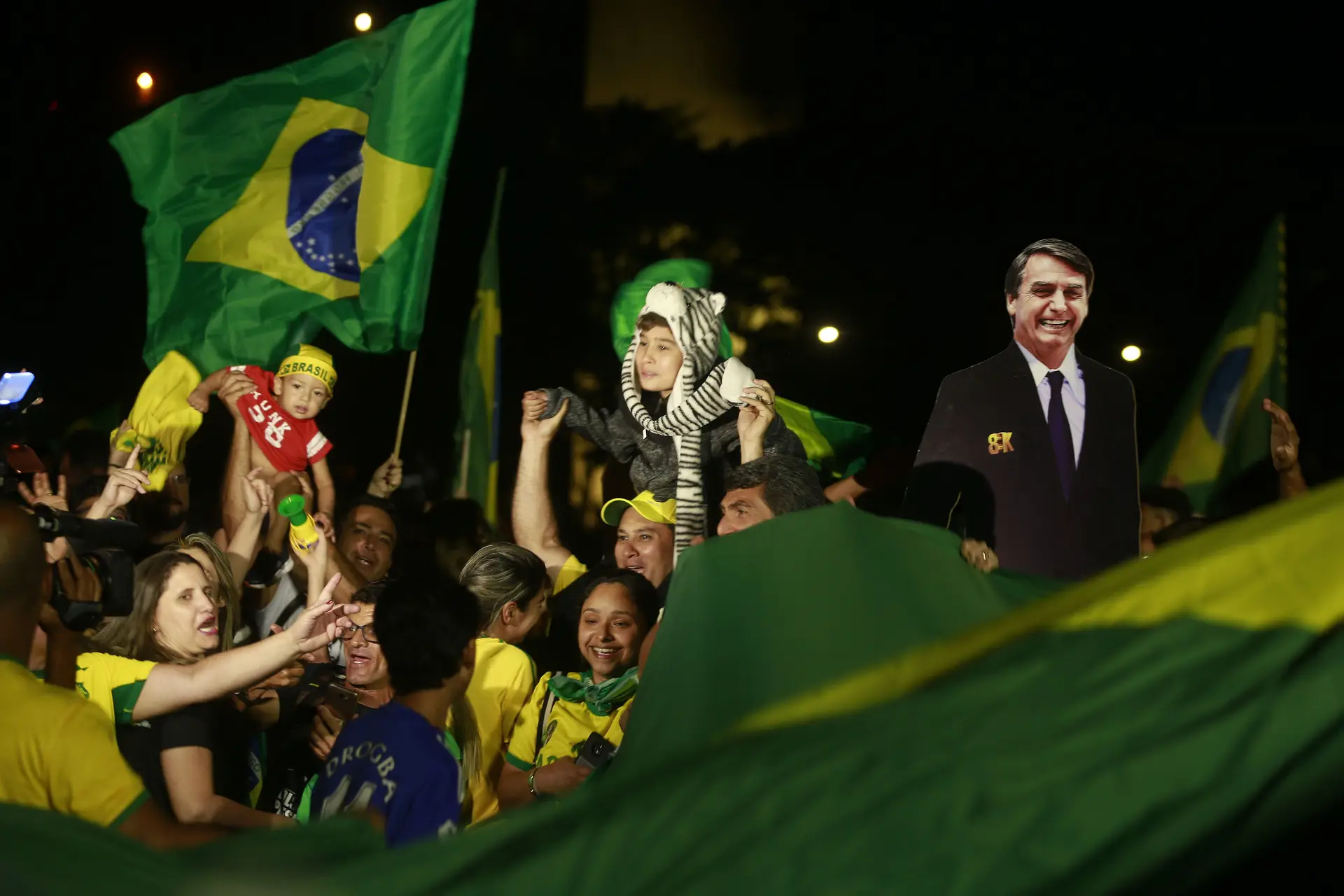 Apoiantes do Presidente eleito, Jair Bolsonaro, celebram a vitória em Brasília